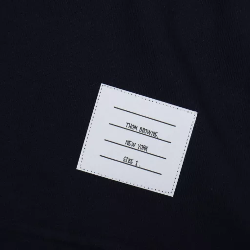 Thom Browne side webbing shortsThe fabric is made of professional stitched surface 32s delicate touch inner 8s, crisp and shaped, gram weight up to 380g, MOO order quantity 500kg (equivalent to 1000 pieces). Pocket cloth red, white and blue woven Oxford fabric material, the market spot red stripes are orange-red, the minimum order quantity of pocket cloth alone is 3000 meters. The work is completely restored to the latest version of the counter, improving the old pocket edge and side pressure line.