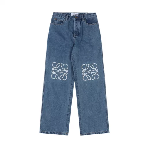 Loewe Anagram denim trousers with denim embroideryThe tight double core yarn is used, the knee is decorated with laser cutting Anagram, the classic LOEWE leather label is embellishments, laser cutting, the pants are manually opened, laid out flat to make laser cutting Anagram pattern, and then the inner cloth is affixed manually and the daily output is low. The labor cost is expensive, the loss is high, and the daily output is low. The special desizing agent is preferred, and then the cloth is soaked in it and then rinsed evenly, loose version