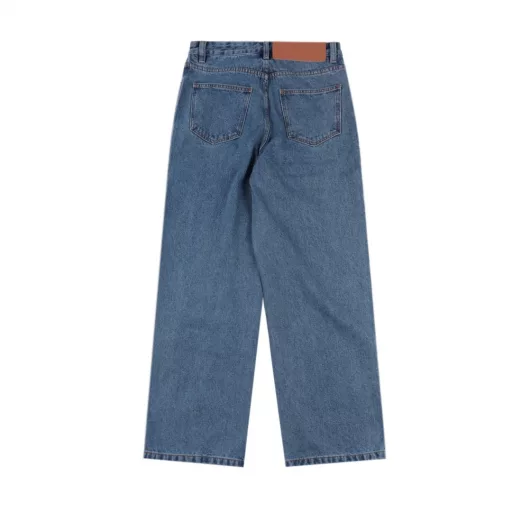 Loewe Anagram denim trousers with denim embroideryThe tight double core yarn is used, the knee is decorated with laser cutting Anagram, the classic LOEWE leather label is embellishments, laser cutting, the pants are manually opened, laid out flat to make laser cutting Anagram pattern, and then the inner cloth is affixed manually and the daily output is low. The labor cost is expensive, the loss is high, and the daily output is low. The special desizing agent is preferred, and then the cloth is soaked in it and then rinsed evenly, loose version
