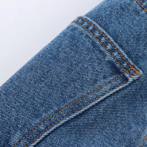 Loewe Anagram denim trousers with denim embroideryThe tight double core yarn is used, the knee is decorated with laser cutting Anagram, the classic LOEWE leather label is embellishments, laser cutting, the pants are manually opened, laid out flat to make laser cutting Anagram pattern, and then the inner cloth is affixed manually and the daily output is low. The labor cost is expensive, the loss is high, and the daily output is low. The special desizing agent is preferred, and then the cloth is soaked in it and then rinsed evenly, loose version