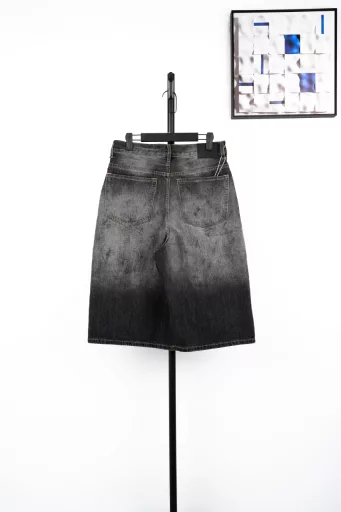 ACNE splashed ink painted button-up jean shortsThe use of tannin fabric imported from Japan is characterized by high densityThe yarn is thick and therefore has strong wear resistance and tensile strengthSuitable to withstand everyday use and activity wear at the same timeIt also has softness over time and with frequent wear,The tannin fabric will gradually become soft and fit the bodyAfter special dyeing and finishing proceduresThe tannin fabric also has good color fastness and washable resistanceIt can withstand multiple washes without fading easilyHand-painted splash-ink designIt takes up to 30 minutes to paint a finished productThe daily production is limited and the work process is very tediousAfter painting, wash water and old treatmentIt is an important process to make denim fabric show the retro and old effectShowing a natural uneven fading effectCustom leather label details in the back pocket with a pink threadPerfect reproduction details men and women alike