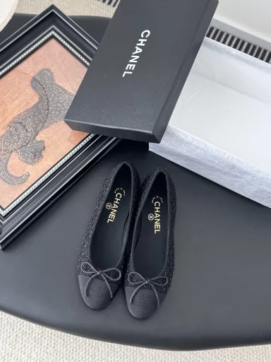 Chanel new color ballet shoesThe original 1:1 replica classic of the classic whether with trousers or skirts are perfect small round head design is very good to modify the foot shape, little fairies must have