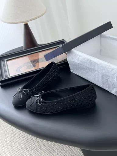 Chanel new color ballet shoesThe original 1:1 replica classic of the classic whether with trousers or skirts are perfect small round head design is very good to modify the foot shape, little fairies must have