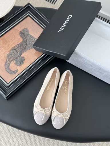 Chanel new color ballet shoesThe original 1:1 replica classic of the classic whether with trousers or skirts are perfect small round head design is very good to modify the foot shape, little fairies must have