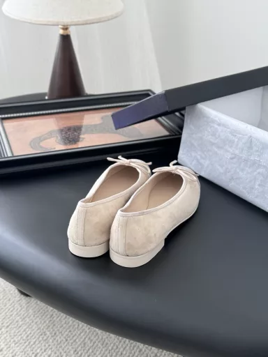 Chanel new color ballet shoesThe original 1:1 replica classic of the classic whether with trousers or skirts are perfect small round head design is very good to modify the foot shape, little fairies must have