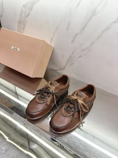 miumi *✨ 2025 new sports shoes 🔥 low-profile simple design has no limited match, any wear with a pair of white shoes can appear as natural and fresh 🧐 spare no effort, who wears who looks good in small white shoes, if you are also a miumiu fan, then how less a pair of texture white shoes 🤔️ on the cowhided fabric, Sheepskin inside, private mold non-slip rubber outsole