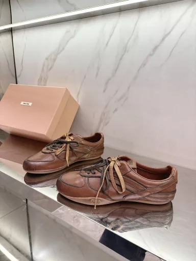 miumi *✨ 2025 new sports shoes 🔥 low-profile simple design has no limited match, any wear with a pair of white shoes can appear as natural and fresh 🧐 spare no effort, who wears who looks good in small white shoes, if you are also a miumiu fan, then how less a pair of texture white shoes 🤔️ on the cowhided fabric, Sheepskin inside, private mold non-slip rubber outsole
