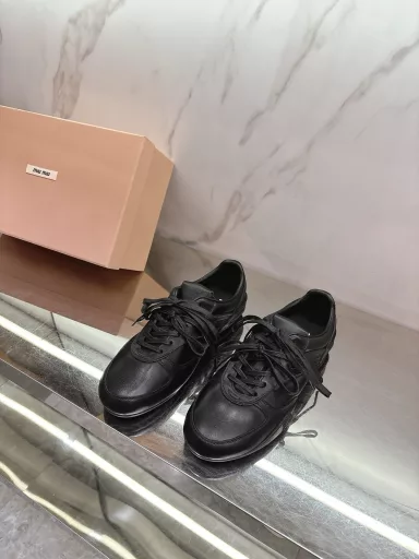 miumi *✨ 2025 new sports shoes 🔥 low-profile simple design has no limited match, any wear with a pair of white shoes can appear as natural and fresh 🧐 spare no effort, who wears who looks good in small white shoes, if you are also a miumiu fan, then how less a pair of texture white shoes 🤔️ on the cowhided fabric, Sheepskin inside, private mold non-slip rubber outsole