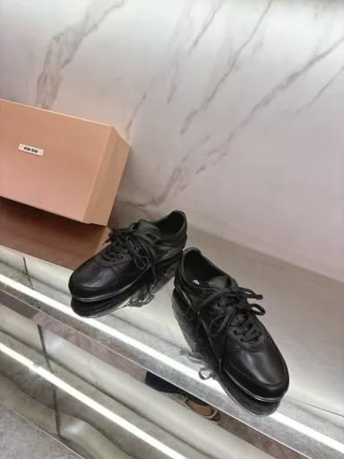 miumi *✨ 2025 new sports shoes 🔥 low-profile simple design has no limited match, any wear with a pair of white shoes can appear as natural and fresh 🧐 spare no effort, who wears who looks good in small white shoes, if you are also a miumiu fan, then how less a pair of texture white shoes 🤔️ on the cowhided fabric, Sheepskin inside, private mold non-slip rubber outsole