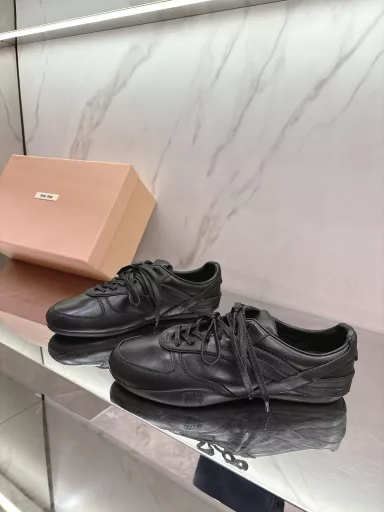 miumi *✨ 2025 new sports shoes 🔥 low-profile simple design has no limited match, any wear with a pair of white shoes can appear as natural and fresh 🧐 spare no effort, who wears who looks good in small white shoes, if you are also a miumiu fan, then how less a pair of texture white shoes 🤔️ on the cowhided fabric, Sheepskin inside, private mold non-slip rubber outsole