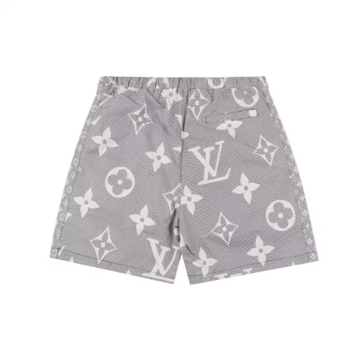 Louis Vuitton monogram light shortsOriginal purchase, first time pattern making. The fabric is a customized dense spinning technology fabric with a light surface, silky and breathable upper body. Infrared positioning cutting, overalls design, invincible and versatile upper body. All details are customized and developed, and all hardware accessories are restored to ZP.