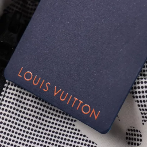 Louis Vuitton monogram light shortsOriginal purchase, first time pattern making. The fabric is a customized dense spinning technology fabric with a light surface, silky and breathable upper body. Infrared positioning cutting, overalls design, invincible and versatile upper body. All details are customized and developed, and all hardware accessories are restored to ZP.
