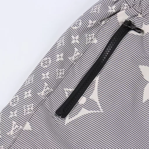 Louis Vuitton monogram light shortsOriginal purchase, first time pattern making. The fabric is a customized dense spinning technology fabric with a light surface, silky and breathable upper body. Infrared positioning cutting, overalls design, invincible and versatile upper body. All details are customized and developed, and all hardware accessories are restored to ZP.