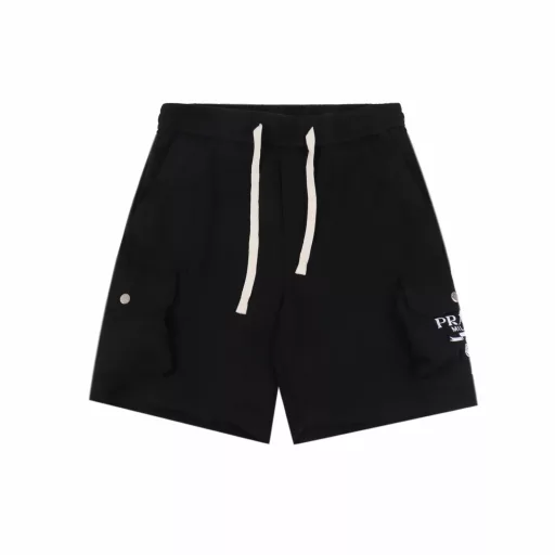 Prada side pocket lock work shortsOriginal purchase, made of pure cotton fabric, elastic waistband with drawstring, front angled pocket, back Velcro welt pocket, side enameled metal triangle logo, side flap pocket and lock. It feels fluffy and thick, soft and delicate, comfortable to wear, has good moisture absorption and breathability, its advantages are good wrinkle resistance and shape retention, good strength and elastic recovery ability, its characteristics are strong and durable, anti-pilling, anti-wrinkle and ironing, making the clothes more durable.