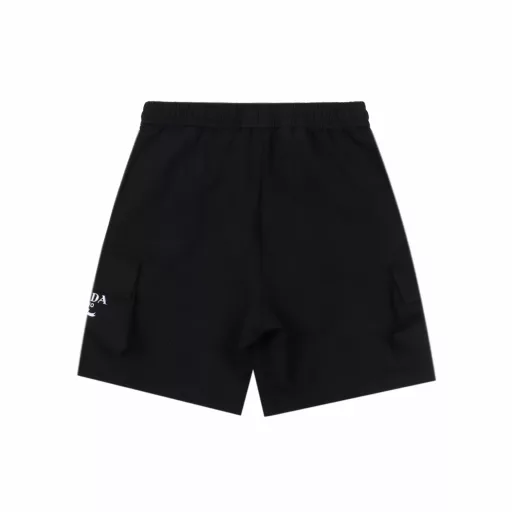 Prada side pocket lock work shortsOriginal purchase, made of pure cotton fabric, elastic waistband with drawstring, front angled pocket, back Velcro welt pocket, side enameled metal triangle logo, side flap pocket and lock. It feels fluffy and thick, soft and delicate, comfortable to wear, has good moisture absorption and breathability, its advantages are good wrinkle resistance and shape retention, good strength and elastic recovery ability, its characteristics are strong and durable, anti-pilling, anti-wrinkle and ironing, making the clothes more durable.