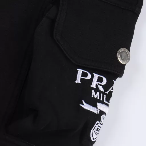 Prada side pocket lock work shortsOriginal purchase, made of pure cotton fabric, elastic waistband with drawstring, front angled pocket, back Velcro welt pocket, side enameled metal triangle logo, side flap pocket and lock. It feels fluffy and thick, soft and delicate, comfortable to wear, has good moisture absorption and breathability, its advantages are good wrinkle resistance and shape retention, good strength and elastic recovery ability, its characteristics are strong and durable, anti-pilling, anti-wrinkle and ironing, making the clothes more durable.