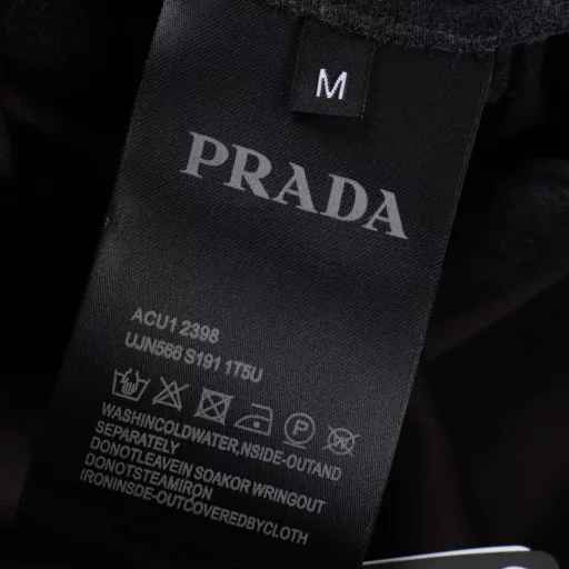 Prada side pocket lock work shortsOriginal purchase, made of pure cotton fabric, elastic waistband with drawstring, front angled pocket, back Velcro welt pocket, side enameled metal triangle logo, side flap pocket and lock. It feels fluffy and thick, soft and delicate, comfortable to wear, has good moisture absorption and breathability, its advantages are good wrinkle resistance and shape retention, good strength and elastic recovery ability, its characteristics are strong and durable, anti-pilling, anti-wrinkle and ironing, making the clothes more durable.