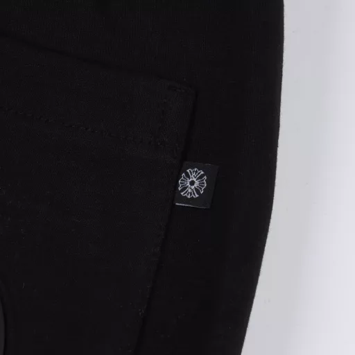 Chrome Hearts Cross Patch Embroidered ShortsOriginal purchase, fabric is made of 330g pure cotton, soft and comfortable, ready-to-wear washing process, imported TAJIMA machine positioning embroidery, customized sterling silver arc buckle, pure hand stitching, customized accessories, large factory products are very demanding workmanship, comfortable and natural to wear, workmanship details compared to the counter, second-rate market version