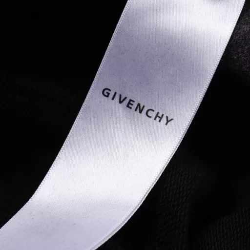 Givenchy Washed Destroyed Printed ShortsThe counter is purchased from the original domestic counter, woven 420g yarn, grey fabric wash feel, fabric surface, drape up to 380g, drawstrings are independently dyed, the print is screen printed with thermosetting ink, the same vat dyed fabric is fixed color and dyed, the print has no burrs, restores the same waistline, domestic double needle machine modified honing! The seemingly simple style has many small details! The foot mouth has 22 threads. The labor cost is equivalent to two hoodies!
