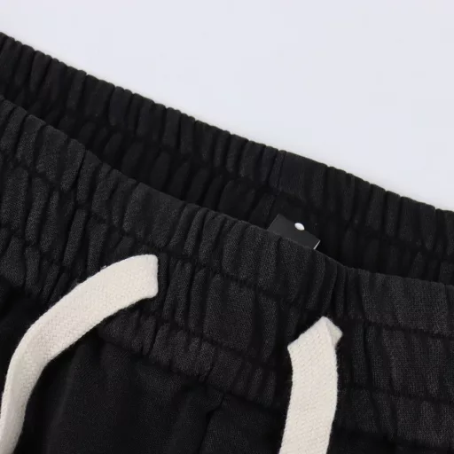 Givenchy Washed Destroyed Printed ShortsThe counter is purchased from the original domestic counter, woven 420g yarn, grey fabric wash feel, fabric surface, drape up to 380g, drawstrings are independently dyed, the print is screen printed with thermosetting ink, the same vat dyed fabric is fixed color and dyed, the print has no burrs, restores the same waistline, domestic double needle machine modified honing! The seemingly simple style has many small details! The foot mouth has 22 threads. The labor cost is equivalent to two hoodies!