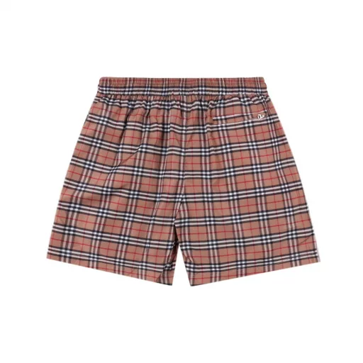 Burberry Classic Check Beach ShortsOriginal fabric customization, functional twill fabric, 100% positioning of stripes and plaids, very time-consuming and wasteful, density and feel are consistent with the original, elastic waist, easy to adjust waist, side splicing black ribbon design, as the finishing touch of the whole pants, more personalized and advanced, loose wide-leg pants, upper body instantly becomes long legs, soft and delicate feel, very comfortable to wear, no entanglement when going out, easy to match.