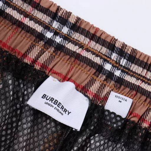 Burberry Classic Check Beach ShortsOriginal fabric customization, functional twill fabric, 100% positioning of stripes and plaids, very time-consuming and wasteful, density and feel are consistent with the original, elastic waist, easy to adjust waist, side splicing black ribbon design, as the finishing touch of the whole pants, more personalized and advanced, loose wide-leg pants, upper body instantly becomes long legs, soft and delicate feel, very comfortable to wear, no entanglement when going out, easy to match.