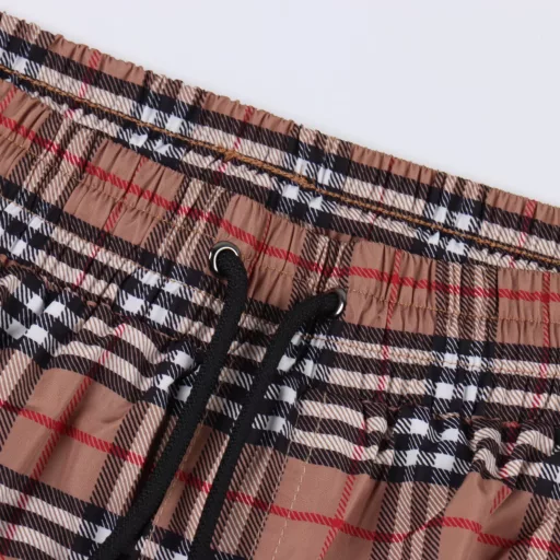 Burberry Classic Check Beach ShortsOriginal fabric customization, functional twill fabric, 100% positioning of stripes and plaids, very time-consuming and wasteful, density and feel are consistent with the original, elastic waist, easy to adjust waist, side splicing black ribbon design, as the finishing touch of the whole pants, more personalized and advanced, loose wide-leg pants, upper body instantly becomes long legs, soft and delicate feel, very comfortable to wear, no entanglement when going out, easy to match.