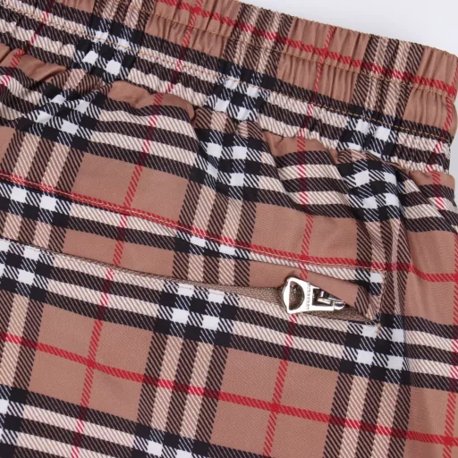 Burberry Classic Check Beach ShortsOriginal fabric customization, functional twill fabric, 100% positioning of stripes and plaids, very time-consuming and wasteful, density and feel are consistent with the original, elastic waist, easy to adjust waist, side splicing black ribbon design, as the finishing touch of the whole pants, more personalized and advanced, loose wide-leg pants, upper body instantly becomes long legs, soft and delicate feel, very comfortable to wear, no entanglement when going out, easy to match.