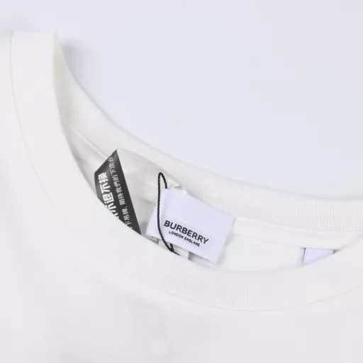 Burberry Warhorse Printed Round Neck Short SleevesThis summer's latest classic and stylish slogan T-shirt is not extra fancy, you can feel the unique charm of British style with any combination! Made of plain knitted cotton fabric supplied by customers, the texture is warm and drapey. The craftsmanship of neat details, neat lines, woven ribbed neckline, smooth and delicate feel, comfortable and breathable, and the cutting process is in place, cutting out the most popular OS loose version, fashionable and eye-catching on the upper body, full of street casual laziness! The pocket plaid does not need to be deliberately explained, the neat and delicate beauty is different from the traditional offset printing pattern!