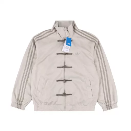 Adidas Limited Edition for the Year of the Snake, Trefoil Embroidered Logo Suede Tang Suit Button JacketThis is much more stylish than last year's silk suit. It is suitable for everyone. Highly recommended! Wang Anyu and other celebrities wear this style. It is a hot trend in the trend circle!The Tang Suit Jacket Limited Edition for the Year of the Snake uses a new Chinese design concept, integrating tradition and fashion to open a new atmosphere for you in the new year!The suede material with fine texture is selected. It has high weight, extremely high drape, soft and comfortable touch, and has a sense of stiffness and high-end. The unique texture and gloss of suede make it very comfortable to wear.The clothing design integrates new Chinese elements, combining traditional Tang suit stand-up collar, buttons and other details with modern tailoring, which not only retains the classical charm of Chinese clothing, but also adds a sense of modern fashion trend.Customized zipper plus button, 0 color difference, the embroidery of off-white clothes is silver-gray, which is consistent with the original version.No needle holes inside the access control.Classic three-bar pressure strip through the shoulder.Elastic cuffs and hem.Classic embroidery logo, mold-opening custom zipper, mesh lining.All four colors are the same color custom woven fabric accessories