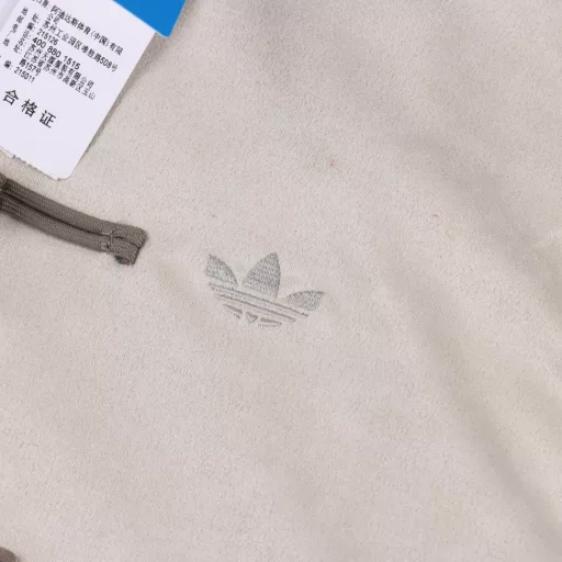Adidas Limited Edition for the Year of the Snake, Trefoil Embroidered Logo Suede Tang Suit Button JacketThis is much more stylish than last year's silk suit. It is suitable for everyone. Highly recommended! Wang Anyu and other celebrities wear this style. It is a hot trend in the trend circle!The Tang Suit Jacket Limited Edition for the Year of the Snake uses a new Chinese design concept, integrating tradition and fashion to open a new atmosphere for you in the new year!The suede material with fine texture is selected. It has high weight, extremely high drape, soft and comfortable touch, and has a sense of stiffness and high-end. The unique texture and gloss of suede make it very comfortable to wear.The clothing design integrates new Chinese elements, combining traditional Tang suit stand-up collar, buttons and other details with modern tailoring, which not only retains the classical charm of Chinese clothing, but also adds a sense of modern fashion trend.Customized zipper plus button, 0 color difference, the embroidery of off-white clothes is silver-gray, which is consistent with the original version.No needle holes inside the access control.Classic three-bar pressure strip through the shoulder.Elastic cuffs and hem.Classic embroidery logo, mold-opening custom zipper, mesh lining.All four colors are the same color custom woven fabric accessories