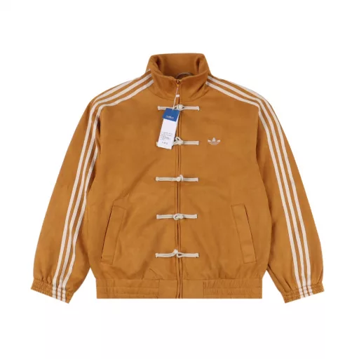 Adidas Limited Edition for the Year of the Snake, Trefoil Embroidered Logo Suede Tang Suit Button JacketThis is much more stylish than last year's silk suit. It is suitable for everyone. Highly recommended! Wang Anyu and other celebrities wear this style. It is a hot trend in the trend circle!The Tang Suit Jacket Limited Edition for the Year of the Snake uses a new Chinese design concept, integrating tradition and fashion to open a new atmosphere for you in the new year!The suede material with fine texture is selected. It has high weight, extremely high drape, soft and comfortable touch, and has a sense of stiffness and high-end. The unique texture and gloss of suede make it very comfortable to wear.The clothing design integrates new Chinese elements, combining traditional Tang suit stand-up collar, buttons and other details with modern tailoring, which not only retains the classical charm of Chinese clothing, but also adds a sense of modern fashion trend.Customized zipper plus button, 0 color difference, the embroidery of off-white clothes is silver-gray, which is consistent with the original version.No needle holes inside the access control.Classic three-bar pressure strip through the shoulder.Elastic cuffs and hem.Classic embroidery logo, mold-opening custom zipper, mesh lining.All four colors are the same color custom woven fabric accessories