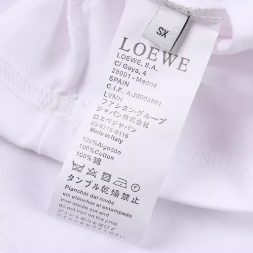 Loewe Feather Star Short SleevesUsing 50-count mercerized double strands, the weight of the fabric after washing is 300 gramsThe thread is matched with 1*1 mercerized Solona matching thread.Technology: Printing uses digital spraying technology,Computer scans the original pattern and adjusts the color to restore the original effect 1:1.Technology: Embroidery uses 3D three-dimensional technology, and this embroidery is matched with the brand's iconic logo under the back collar.The number of needles is 2600. Light cotton T-shirt with feather prints on the front. *Loose version, standard lengthRound neck designAnagram embroidery on the back Accessories:Customized 1:1 washed trademark technology:Customized 1:1 digital direct spraying Fabric: Custom woven 1:1 mercerized double strands