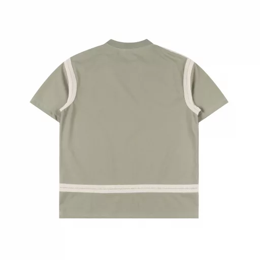 Loewe spliced ​​webbing short sleevesA date with 𝑳𝒐𝒆𝒘* in spring, this one really fascinates me. It is comfortable and fashionable to wear and can be matched with anything. The webbing design is simply a treasure, very high-end and improves your aesthetics. With the logo embroidery on the chest, it looks like a summer limited edition.