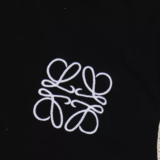 Loewe spliced ​​webbing short sleevesA date with 𝑳𝒐𝒆𝒘* in spring, this one really fascinates me. It is comfortable and fashionable to wear and can be matched with anything. The webbing design is simply a treasure, very high-end and improves your aesthetics. With the logo embroidery on the chest, it looks like a summer limited edition.