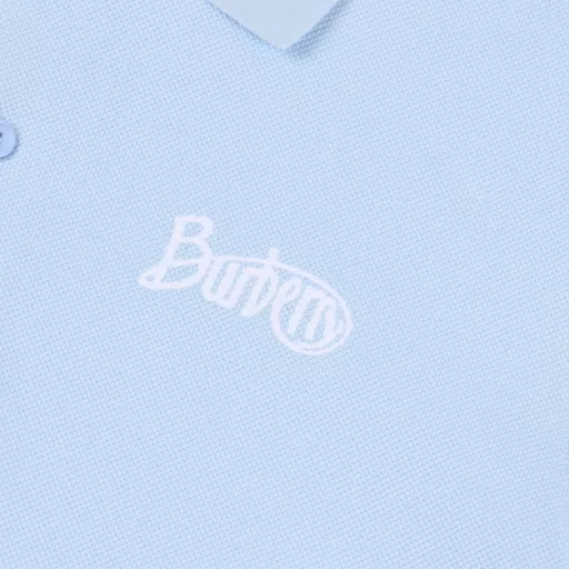 Burberry BBR Short-sleeved POLO Shirt with Cursive EmbroideryMade of pique mesh cotton fabric, it adopts double rib knitting technology to form a honeycomb-like three-dimensional texture with alternating concave and convex shapes. The surface is distributed with a fine mesh structure to enhance its breathability. The cotton yarn raw material retains its natural skin-friendly property. The short fiber impurities are removed through the combing process to improve the smoothness of the fabric. It also has the advantages of wear resistance, wrinkle resistance, crispness and style. The three-needle five-thread overlocking process is used to reinforce the seams between the neckline and the body to prevent deformation. The button placket is hand-polished and polished, and the holes are wrapped with silk thread, which is not easy to fall off. The chest is decorated with a collection of letter logo embroidery, making it more fashionable and brand recognizable.