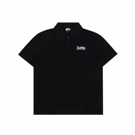 Burberry BBR Short-sleeved POLO Shirt with Cursive EmbroideryMade of pique mesh cotton fabric, it adopts double rib knitting technology to form a honeycomb-like three-dimensional texture with alternating concave and convex shapes. The surface is distributed with a fine mesh structure to enhance its breathability. The cotton yarn raw material retains its natural skin-friendly property. The short fiber impurities are removed through the combing process to improve the smoothness of the fabric. It also has the advantages of wear resistance, wrinkle resistance, crispness and style. The three-needle five-thread overlocking process is used to reinforce the seams between the neckline and the body to prevent deformation. The button placket is hand-polished and polished, and the holes are wrapped with silk thread, which is not easy to fall off. The chest is decorated with a collection of letter logo embroidery, making it more fashionable and brand recognizable.