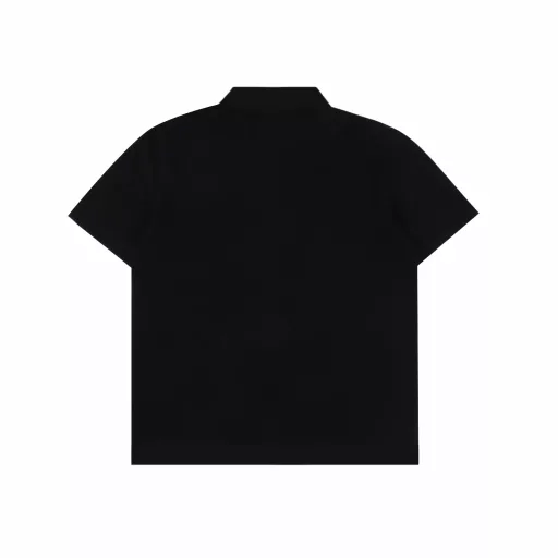 Burberry BBR Short-sleeved POLO Shirt with Cursive EmbroideryMade of pique mesh cotton fabric, it adopts double rib knitting technology to form a honeycomb-like three-dimensional texture with alternating concave and convex shapes. The surface is distributed with a fine mesh structure to enhance its breathability. The cotton yarn raw material retains its natural skin-friendly property. The short fiber impurities are removed through the combing process to improve the smoothness of the fabric. It also has the advantages of wear resistance, wrinkle resistance, crispness and style. The three-needle five-thread overlocking process is used to reinforce the seams between the neckline and the body to prevent deformation. The button placket is hand-polished and polished, and the holes are wrapped with silk thread, which is not easy to fall off. The chest is decorated with a collection of letter logo embroidery, making it more fashionable and brand recognizable.