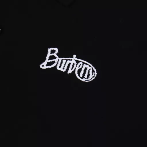 Burberry BBR Short-sleeved POLO Shirt with Cursive EmbroideryMade of pique mesh cotton fabric, it adopts double rib knitting technology to form a honeycomb-like three-dimensional texture with alternating concave and convex shapes. The surface is distributed with a fine mesh structure to enhance its breathability. The cotton yarn raw material retains its natural skin-friendly property. The short fiber impurities are removed through the combing process to improve the smoothness of the fabric. It also has the advantages of wear resistance, wrinkle resistance, crispness and style. The three-needle five-thread overlocking process is used to reinforce the seams between the neckline and the body to prevent deformation. The button placket is hand-polished and polished, and the holes are wrapped with silk thread, which is not easy to fall off. The chest is decorated with a collection of letter logo embroidery, making it more fashionable and brand recognizable.