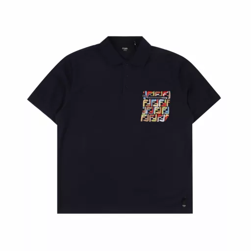 Fendi FD FF embroidered pocket zipper short-sleeved POLO shirtOriginal 210g cotton pique fabric. Front chest positioning, sewing pocket shape, 19 F contrasting thread embroidery on the pocket. Back panel embroidered 
