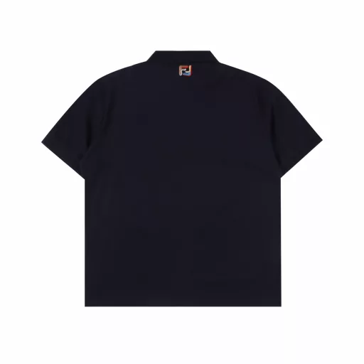 Fendi FD FF embroidered pocket zipper short-sleeved POLO shirtOriginal 210g cotton pique fabric. Front chest positioning, sewing pocket shape, 19 F contrasting thread embroidery on the pocket. Back panel embroidered 
