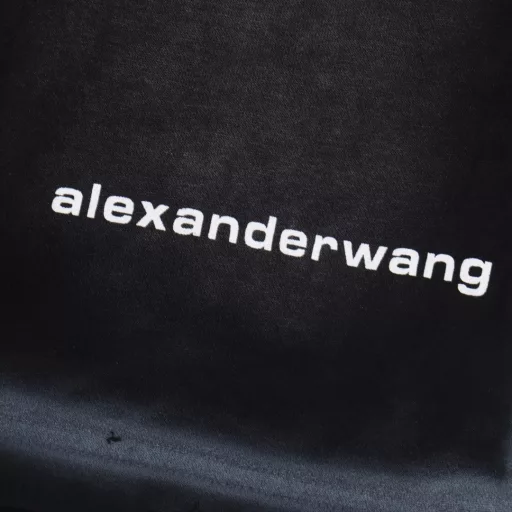 Alexander Wang washed printed shortsPurchased from the original domestic counter, woven 420g yarn, grey fabric wash feel, fabric surface, drape up to 380g, drawstrings are independently dyed, prints are screen printed with thermosetting ink, fabrics are dyed in the same vat, prints have no burrs, restore the same waistline, domestic double needle machine modified honing! Looks like a simple style, but there are many small details! 22 threads at the hem, the price is equivalent to two hoodies!