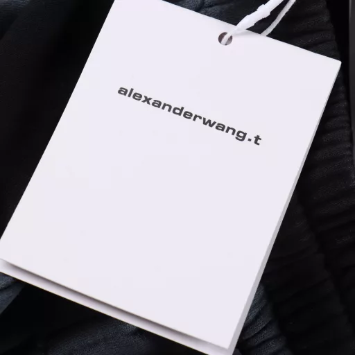 Alexander Wang washed printed shortsPurchased from the original domestic counter, woven 420g yarn, grey fabric wash feel, fabric surface, drape up to 380g, drawstrings are independently dyed, prints are screen printed with thermosetting ink, fabrics are dyed in the same vat, prints have no burrs, restore the same waistline, domestic double needle machine modified honing! Looks like a simple style, but there are many small details! 22 threads at the hem, the price is equivalent to two hoodies!