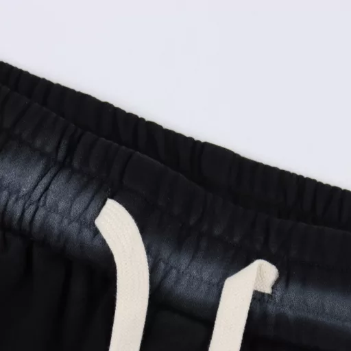 Alexander Wang washed printed shortsPurchased from the original domestic counter, woven 420g yarn, grey fabric wash feel, fabric surface, drape up to 380g, drawstrings are independently dyed, prints are screen printed with thermosetting ink, fabrics are dyed in the same vat, prints have no burrs, restore the same waistline, domestic double needle machine modified honing! Looks like a simple style, but there are many small details! 22 threads at the hem, the price is equivalent to two hoodies!