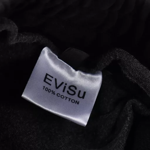Evisu washed embroidered destroyed shortsOriginal purchase, fabric is made of 330g cotton, soft and comfortable, ready-to-wear washing process, imported TAJIMA machine positioning embroidery, customized sterling silver arc buckle, pure hand stitching, customized accessories, large factory products are very demanding workmanship, comfortable and natural to wear, workmanship details compared to the counter, second kill market version