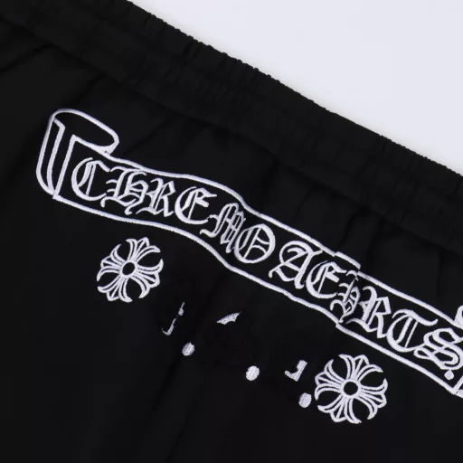 Chrome Hearts patchwork embroidered shortsOriginal purchase, fabric is 330g cotton, soft and comfortable, garment washing process, imported TAJIMA machine positioning embroidery, customized sterling silver arc buckle, pure hand stitching, customized accessories, large factory products are very demanding workmanship, comfortable and natural to wear, workmanship details compared to the counter, second kill market version