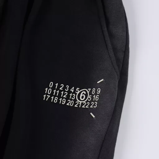 Maison Margiela 25SS embroidered washed inkjet trousersFabric: 380g cotton terry, direct-injection digital technology on both sides and digital gradient printing technology, pure cotton soft fabric, color-matching fixed-dyed fabric, ultra-fine flat screen printing process, full of fashion sense, fixed-dyed pure cotton fabric, OS version, three complete labels, same style for men and women.