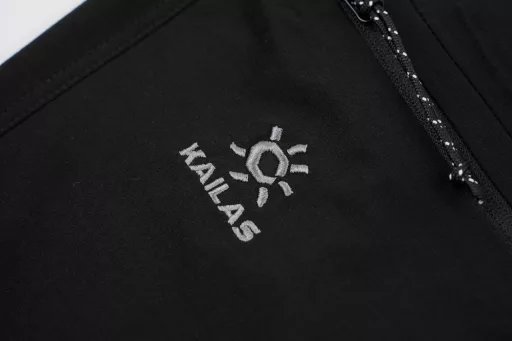 Kaleshi trousersT10-M Low-to-medium altitude long-distance hiking features:All CORDURA partitioned intelligent manufacturing, using higher density CORDURA fabrics in the knee and hip wear areas,upgraded protection.The rest of the position uses more skin-friendly CORDURA fabrics,lightweight and comfortable •Professional mountaineering tailoring,specially developed for the exercise requirements of different muscle parts of the human body,more suitable for exercise state,can effectively reduce the resistance of pants during exercise •with excellent windproof and splashproof performance •Adjustable drawstring at the foot,built-in boot hook to prevent wind, sand,mosquitoes and insects from invading •RIRI tight push buckle,fast opening and closing is more secure, with functional adjustment buckles on the waist,easy to adjust tightness
