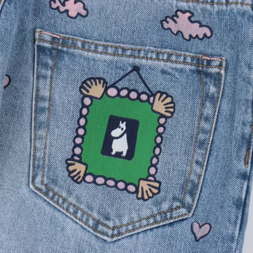 Acne Multi-Graffiti JeansAdd a pair of jeans full of childishness and creativity to your wardrobeThis pair of ACNE jeans is based on classic blue, covered with various cute cartoon patterns, from flying unicorns to puppies holding paintbrushes, each one is a unique work of art, showing your personality and childlike innocence.The jeans are made of comfortable denim fabric, durable and stylish, suitable for all body types, and can easily create a casual and fashionable style.Put on these jeans and make your every day full of childishness and joy