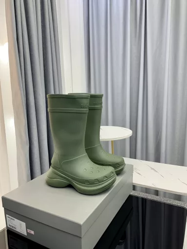 Balenciaga Crocs co-branded new hole rain boots are now available!A pair of rain boots that are popular on INS and Xiaohongshu platforms!Using high-tech materials and molded in one piece, it is lightweight, wear-resistant and waterproof!Heel height 6CMColors are increasing to meet your various color combinations and different needsA product with super cost-effectiveness!Due to the shortage of supply, first come first served!